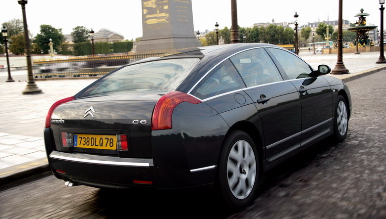 Citron C6: design extrieur: La Citron C6 a dcidment fire allure sur la Place de la Concorde,  Paris. On la sent dans son lment.